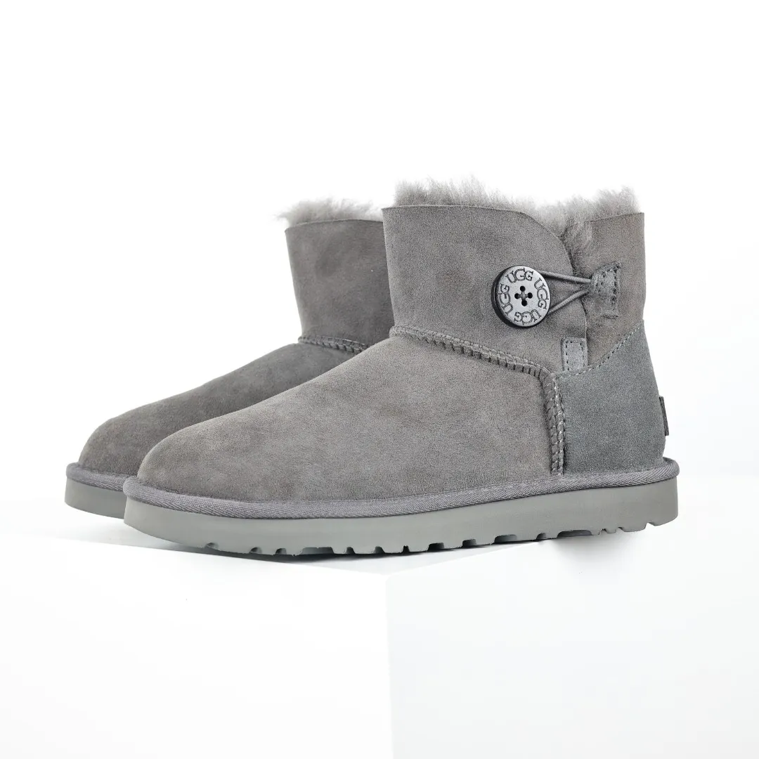 Pick up locally 💰540 The core recommendation is good price UGG basic Bailey twist style Xiaohongshu hot style Henan Longfeng leather production Sheepskin integrated top quality in the market 2-3 cm cashmere insole to keep warm in winter and a very suitable choice for home use UUG has launched a style series in the new year, which is partially geared towards the preferences of young consumers and has also moved to the forefront of fashion trends. Shoe body material Water-repellent coated suede upper 17mm UGGPURE™ implanted wool insole Lightweight non-slip comfortable rubber outsole With brand LOGO Trademark Comes with full packaging Size: 35 36 37 38 39 40
